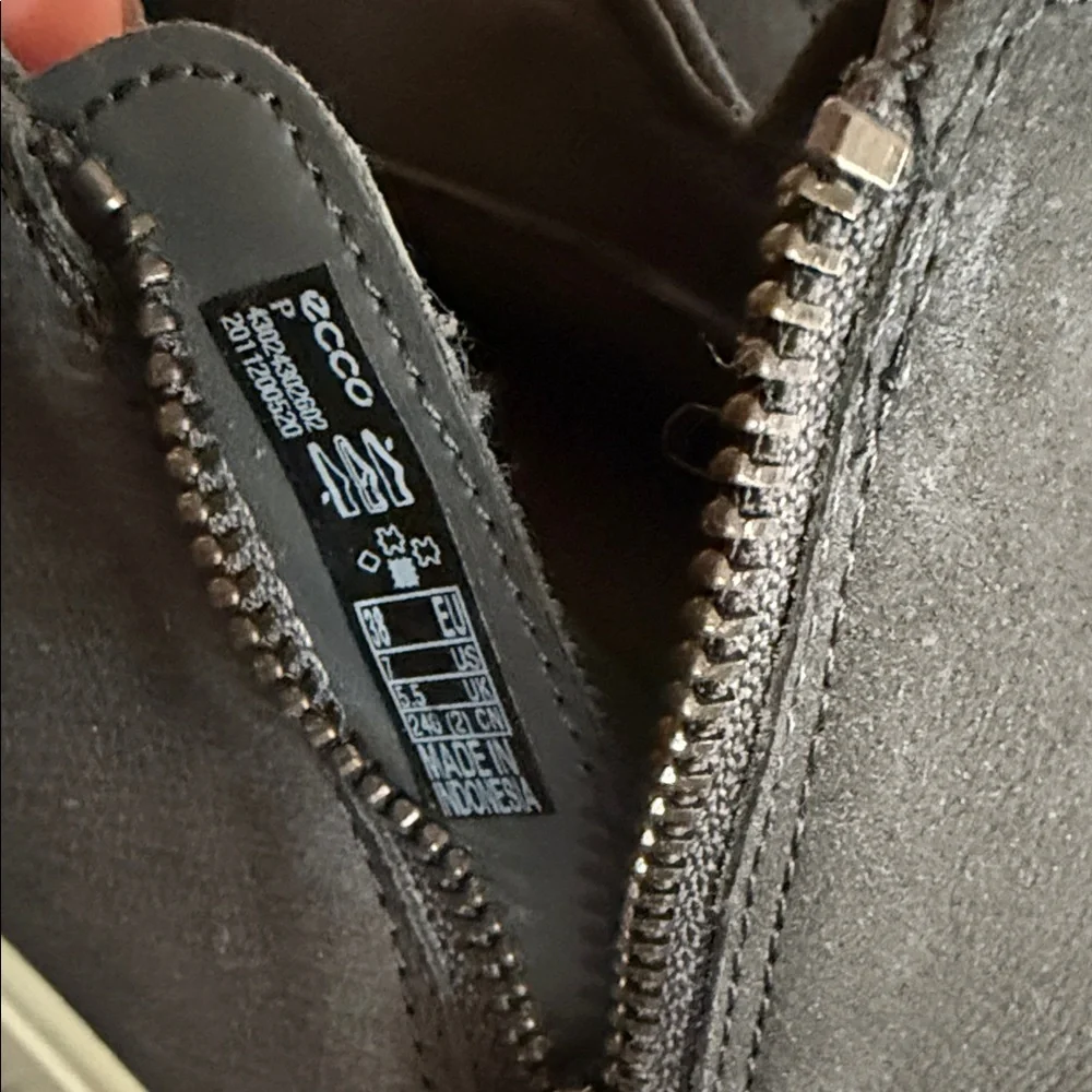 ECCO Soft Black Low-Cut Zip Bootie - Picture 4 of 8